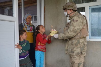 Sokağa Çıkamayan Minik Kıza Sürpriz Doğum Günü