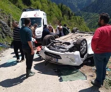 Trabzon'da Araç Uçuruma Yuvarlandı  Açıklaması 1 Ölü
