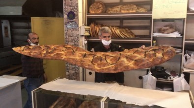 2 Metre 45 Santimlik Pide Yaparak 'Evde Kal Türkiye' Çağrısında Bulundu