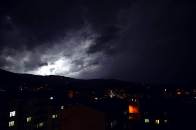 Muş'ta Şimşekler Güzel Görüntüler Oluşturdu