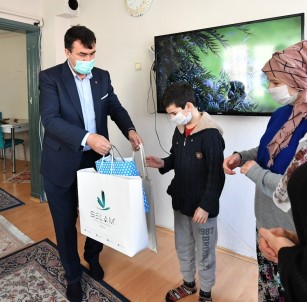 Osmangazi'de Yetim Çocuklara İftarlık Ve Hediye