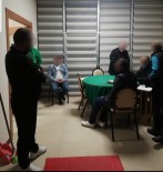 Sakarya'da Boş Bir Evi Kıraathaneye Çevirip Sosyal Mesafeyi Hiçe Sayarak Oyun Oynadılar