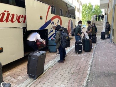 ABD'den Gelenlerin Karantina Süresi Doldu Evlerine Yola Çıktılar