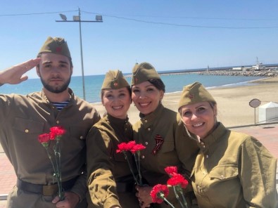 Antalya'da Ruslar Zafer Bayramı'nı Balkonlarda Kutladı