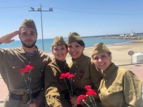 Antalya'da Ruslar Zafer Bayramı'nı Balkonlarda Kutladı