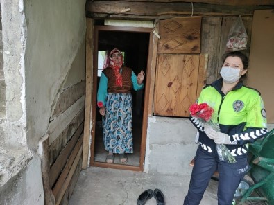 Artvin'de Trafik Haftasında Polis Ekipleri 65 Yaş Üstü Anneleri Ve Çocukları Unutmadı