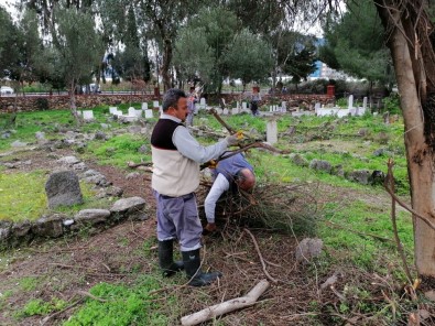 Büyükşehir Mezarlıkları Temizleniyor