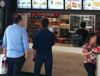 Dünyaca ünlü fast food zincirinin İstanbul şubesinde skandal!