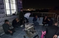 Kumar Oynarken Basıldılar, Çatıya Çıkıp Kaçmaya Çalışırken Yakalandılar