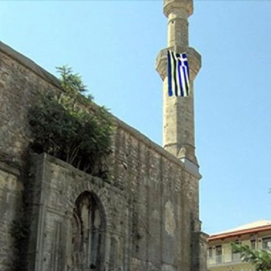 Ayasofya hazımsızlığı bunu da yaptırdı! Camiye Yunan bayrağı asıldı...