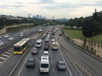 İstanbul'da kısıtlamasının kalkmasıyla trafik yoğunluğu yaşandı