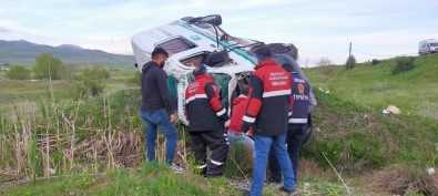 Sivas'ta Cenaze Aracı Takla Attı Açıklaması 1 Ölü, 1 Yaralı