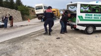 Tarım İşçilerini Taşıyan Minibüs Otomobil İle Çarpıştı Açıklaması 8 Yaralı, 2 Ölü