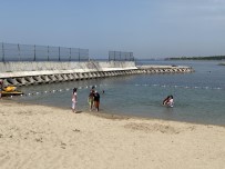 Kısıtlamaların Kalkmasıyla Birlikte Caddebostan Sahilde Denize Girdiler