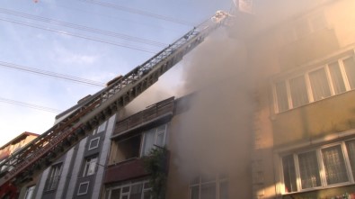 Sultangazi'de Binanın Çatı Katında Çıkan Yangın Diğer Binalara Sıçradı