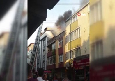 Sultangazi'de Korkutan Çatı Yangını Açıklaması Diğer Binalara Da Sıçradı