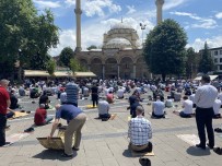 65 Yaş Üstü Ve 20 Yaş Altı İlk Kez Cuma Namazına Gitti