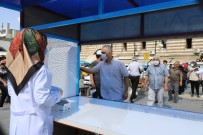 Diyarbakır'da Vakalar Artınca Üretici, Vatandaşlara Ücretsiz Maske Dağıttı