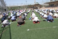 Elazığ'da Futbol Sahasında Sosyal Mesafeli Cuma Namazı