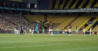 Fenerbahçeli Futbolcular Maç Sonu Tribünleri Alkışladı