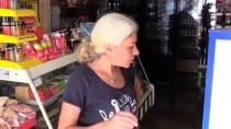 İzmir'de Sağanağın Ardından Derenin Taşmasıyla Bazı Dükkan Ve Otomobiller Su Altında Kaldı Haberi