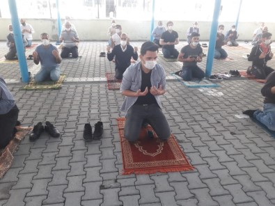 Kaymakam Çınar, Cuma Namazı Çıkışı Vatandaşlarla Buluştu