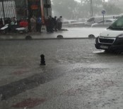 Arnavutköy'de Kısa Süren Yağmur, Yolları Göle Çevirdi