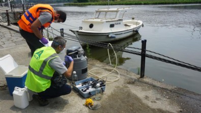 Çevre ve Şehircilik Bakanlığı ekipleri Haliç'ten numune alıyor