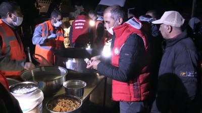 Depremden Etkilenen Elmalı Köyüne Sıcak Yemek Ulaştırıldı