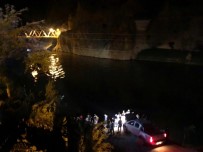 YOLCU MİNİBÜSÜ - Minibüs nehre uçtu: 4 ölü, 3 yaralı