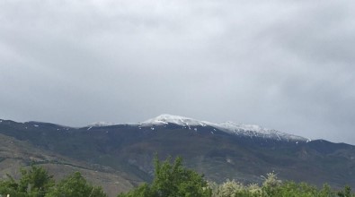 Yağan Dolu Esence Dağının Zirvesini Beyaza Bürüdü