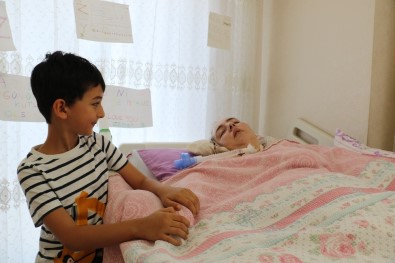 Doktorların 'Aniden Ayağa Kalkacak' Dediği Annesinin Başında Adeta Nöbet Tutuyor