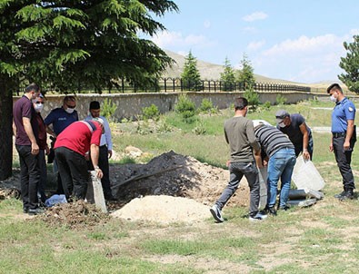 Korkunç olay! Toprağa gömülü olarak bulundu!