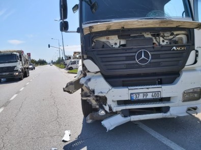 Samsun'da Kamyon Otomobile Çarptı