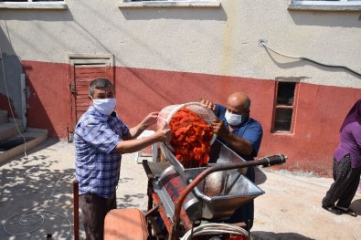 Senenin Sadece Dört Ayı Sokak Sokak Geziyor, Günlük 1 Tona Kadar Salça Çekiyor