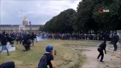 Paris'teki Protestolarda Tansiyon Yükseldi, Maskeli Grup Polisle Çatıştı