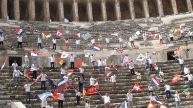 Rehberler 90 Ülke Bayrağıyla Aspendos'tan Seslendi Açıklaması 'Sizi Bekliyoruz'