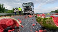 TEM'de Kaza Sonrası Kamyondaki Karpuzlar Yola Saçıldı Haberi