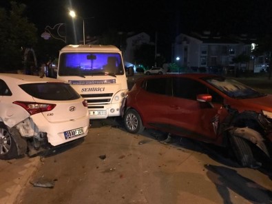 Alkollü Sürücü Ters Şeride Girdi, 5 Araca Çarptı