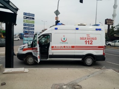 Duramayınca Ambulansa Çarptı