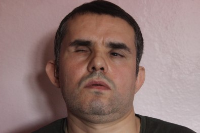 Görme Engelli Adam Ayaklı Nüfus Kütüğü Gibi