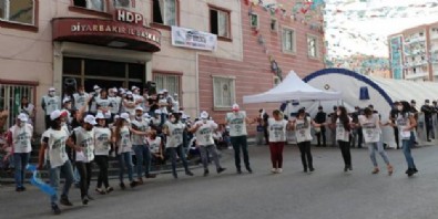 HDP'lilerden vicdansızlık: Acılı annelerin önünde halay çektiler