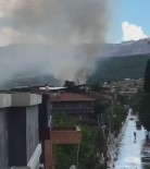 İzmir'de Okulun Çatısına Yıldırım Düştü