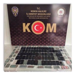 Konya'da Gümrük Kaçağı Telefon Ve Kaçak İçki Ele Geçirildi