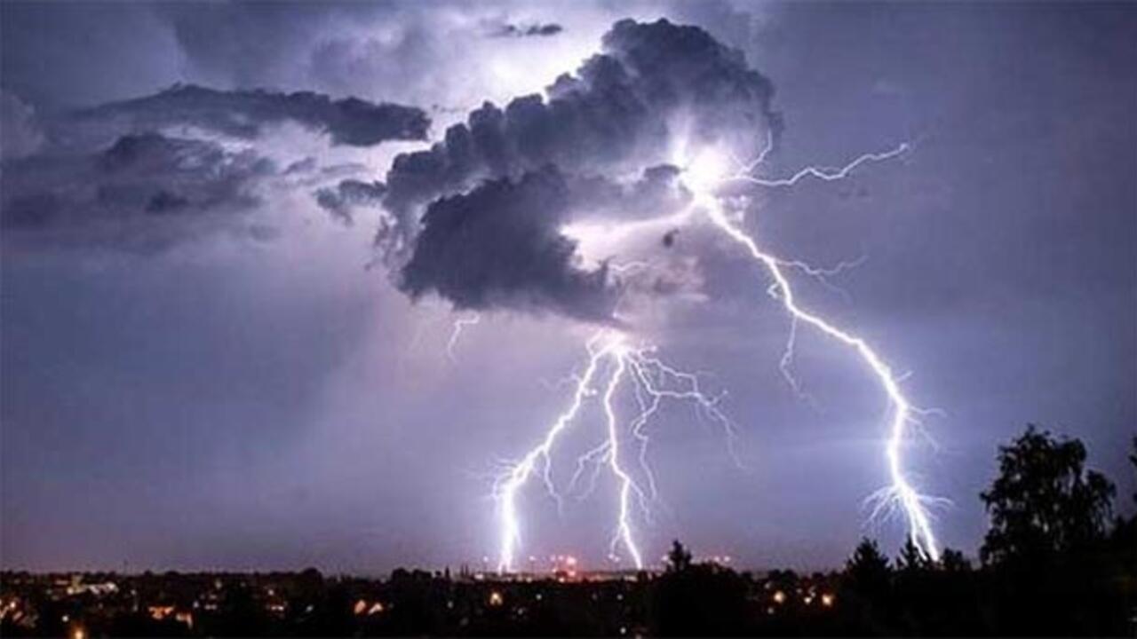 Meteoroloji binasına yıldırım düştü!