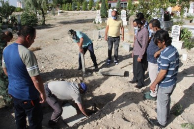 Öldürülen Afgan Uyruklu Çoban Kimsesizler Mezarlığına Defnedildi