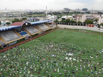 Bağcılar Mahmutbey Stadı'nda Sosyal Mesafeli Cuma Namazı Drone İle Görüntülendi