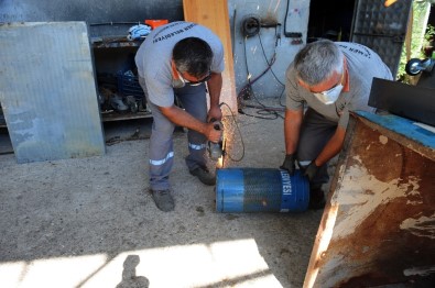 Belediye İşçileri Eski Çöp Konteynerlerini Dönüştürüyor