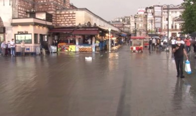 Eminönü'nde Dükkanları Su Bastı