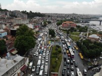 Eminönü'nde Şiddetli Yağış Sonrası Trafik Kilitlendi Haberi